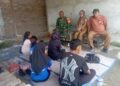 BABINSA KORAMIL 0201-12/HP GELAR KOMSOS DENGAN PERANGKAT DESA DAN PELAJAR SMAN 1 LABUHAN DELI