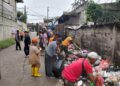 Satgas Sampah Koramil 02/Curug Bersihkan Timbunan Sampah di Kadu Jaya 