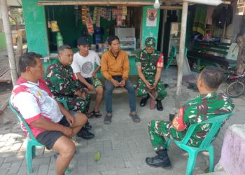 Pererat Kemanunggalan TNI, Babinsa Koramil 08/Kronjo Laksanakan Komsos dengan Masyarakat Desa Bakung
