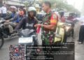 Babinsa Koramil 0201-04/MK Bagikan Bendera Merah Putih kepada Pengendara Motor