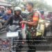 Babinsa Koramil 0201-04/MK Bagikan Bendera Merah Putih kepada Pengendara Motor
