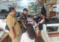 BABINSA KORAMIL 07/MT MENGHIMBAU WARGA KIBARKAN BENDERA MERAH PUTIH SAMBUT HUT RI KE-81