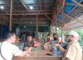 Babinsa bersama Kaur Pembangunan (Bpk Mujianto) Komsos Dengan Tokoh Masyarakat Di Wilayah Binaan