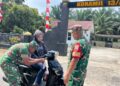Jelang HUT RI ke-81, Koramil 13/Aek Nabara Bagikan Bendera Merah Putih ke Warga