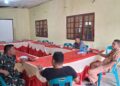 Babinsa 04/Tigalingga Komsos Bersama Camat, Bahas Pencegahan Karhutla