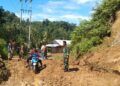 Babinsa Koramil 06/Kampung Dalam Gotong Royong Bersihkan Longsor yang Menutupi Badan Jalan