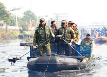 Bersama Rakyat Menjaga Alam, Pangdam Jaya Dan Kapolda Metro Jaya Pimpin Karya Bakti Bersih Sungai Sambut HUT RI Ke- 81