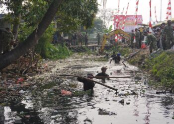 Karbak Bersihkan Sungai di Sindang Jaya, Kodim Tigaraksa dan Forkopimda Perkuat Gotong Royong Sambut HUT ke-81 RI
