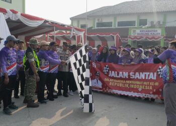 Babinsa Gunung Kaler Monitoring Gerak Jalan Sehat Semarak HUT RI ke-81