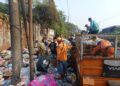 Ciptakan Lingkungan Bersih dan Sehat, Satgas Sampah Kodim 0510/Tigaraksa Bersihkan Tumpukan Sampah di Desa Cibadak