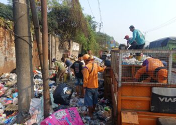 Ciptakan Lingkungan Bersih dan Sehat, Satgas Sampah Kodim 0510/Tigaraksa Bersihkan Tumpukan Sampah di Desa Cibadak
