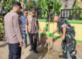SEMANGAT KEMERDEKAAN, DANRAMIL DAN BABINSA KORAMIL 0201-05/MB BERSAMA WARGA GELAR GOTONG ROYONG DAN TANAM POHON