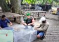 Wujud Kepedulian TNI, Babinsa Koramil 06/Senayang Bantu Nelayan Membuat Bubu di Pulau Duyung