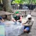 Wujud Kepedulian TNI, Babinsa Koramil 06/Senayang Bantu Nelayan Membuat Bubu di Pulau Duyung