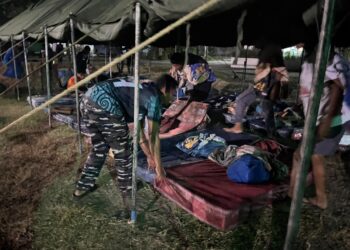GERAK CEPAT TNI AL DIRIKAN TENDA DARURAT UNTUK RATUSAN SISWA SEMINARI PASCA GEMPA FLORES