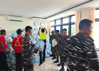TNI AL SIAP SALURKAN RIBUAN PAKET BANTUAN PRESIDEN RI UNTUK KORBAN GEMPA DI SIKKA