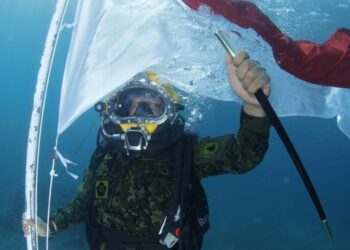 TNI AL KIBARKAN MERAH PUTIH DI BAWAH LAUT DALAM RANGKA HUT PENYELAM TNI AL KE-74