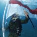 TNI AL KIBARKAN MERAH PUTIH DI BAWAH LAUT DALAM RANGKA HUT PENYELAM TNI AL KE-74