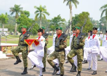 Rasa Penuh Hikmat Kobarkan Semangat Kemerdekaan, Dandim 1209/Bengkayang Hadiri Upacara Pengibaran Bendera HUT RI ke-81