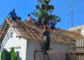 Wujudkan Hunian Layak, Sertu Puji S Bersama Warga Gotong Royong Pasang Atap Rumah Bapak Imam