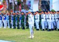 Peringati HUT Ke-81 RI, Komandan Yonranratfib 2 Marinir Pimpin Upacara Penurunan Bendera di Grahadi