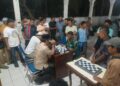 Pererat Silaturahmi dan Binter, Danramil 12/LP Turut Bertanding Catur Semarakkan HUT Ke-81 RI di Sungai Kanan