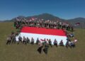 Semangat Kebangsaan di Perbatasan, Satgas Pamtas Yonarhanud 2 Kostrad Kibarkan Bendera Raksasa di Bukit Bijaelsunan