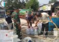 Koramil 14/Panongan Berikan Bantuan Air Bersih kepada Warga yang Mengalami Kekeringan
