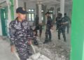 PASCA GEMPA, PRAJURIT TNI AL BERSIHKAN FASILITAS IBADAH DI KAWASAN PELABUHAN REO, NTT