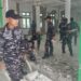 PASCA GEMPA, PRAJURIT TNI AL BERSIHKAN FASILITAS IBADAH DI KAWASAN PELABUHAN REO, NTT