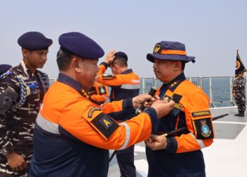 DANSESKOAL TERIMA PENYEMATAN BREVET KEHORMATAN HIDRO-OSEANOGRAFI TNI AL