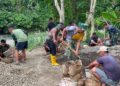 Gotong Royong TNI dan Warga, Jembatan Gantung Sungai Menaula Terus Dikerjakan
