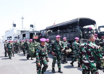 217 MARINIR BERGERAK KE FLORES, BAWA ALAT BERAT, KESEHATAN DAN 3 TON BANTUAN UNTUK KORBAN GEMPA NTT