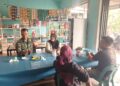 Babinsa Melaksanakan Komsos bersama Masyarakat di Sebuah Warung Kopi