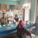 Babinsa Melaksanakan Komsos bersama Masyarakat di Sebuah Warung Kopi