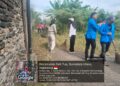 Gotong Royong Bersama Babinsa Koramil 15/DT dan Warga Masyarakat desa mekar sari berserta mahasiswa/i Bersihkan bahu jalan
