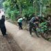 Ciptakan Lingkungan Bersih dan Sehat, Serda Suhartono Bersama Warga Banggle Gelar Kerja Bakti