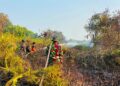 PRAJURIT YONIF 18 MARINIR MEMBANTU PEMADAMAN KEBAKARAN HUTAN