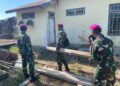 PRAJURIT MARINIR BERSIHKAN RUMAH WARGA HINGGA FASILITAS UMUM TERDAMPAK GEMPA DI NTT