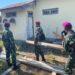 PRAJURIT MARINIR BERSIHKAN RUMAH WARGA HINGGA FASILITAS UMUM TERDAMPAK GEMPA DI NTT