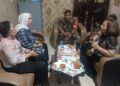 Jalin Hubungan Baik, Babinsa Komsos Dengan Lurah dan Staf Kelurahan Cinta Damai