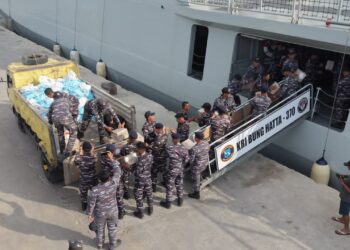 ANGKUT 13,4 TON BAHAN KONTAK BANTUAN KEMANUSIAAN, UNSUR TNI AL KRI BUNG HATTA-370 TIBA DI REO MANGGARAI