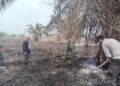 Gerak Cepat di Pesisir, Babinsa Koramil 03/SB Bahu-Membahu Padamkan Kebakaran Lahan di Sei Sanggul