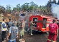 Babinsa Kodim 0605/Subang Bantu Padamkan Kebakaran Lahan Kosong di Subang