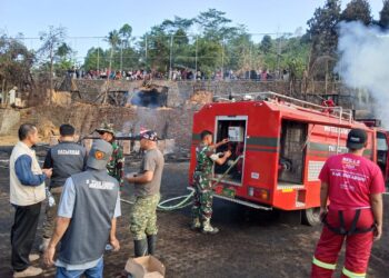 Babinsa Kodim 0605/Subang Bantu Padamkan Kebakaran Lahan Kosong di Subang