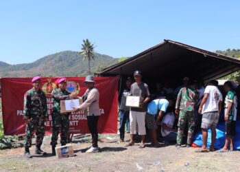 MARINIR PEDULI, SATGAS GULBENCAL SALURKAN 241 PAKET SEMBAKO DI WILAYAH TERDAMPAK PARAH GEMPA NTT