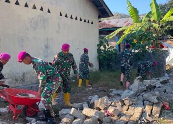 PULIHKAN RUMAH IBADAH PASCAGEMPA, MARINIR TNI AL BERSIHKAN GEREJA STASI WANGKUNG NTT
