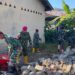 PULIHKAN RUMAH IBADAH PASCAGEMPA, MARINIR TNI AL BERSIHKAN GEREJA STASI WANGKUNG NTT