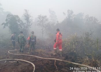 Dikepung Api dan Asap, Babinsa Pantang Mundur Padamkan Karhutla di Singkawang Timur