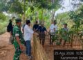 Babinsa Koramil 14/Panongan Dampingi Peternak Bebek Petelur, Perkuat Ketahanan Pangan di Tingkat Desa